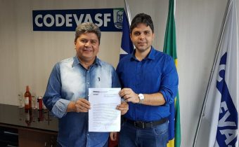 Prefeito Adão Carneiro assina convênios na CODEVASF para piçarramento de vicinais e instalação de sistema de Água